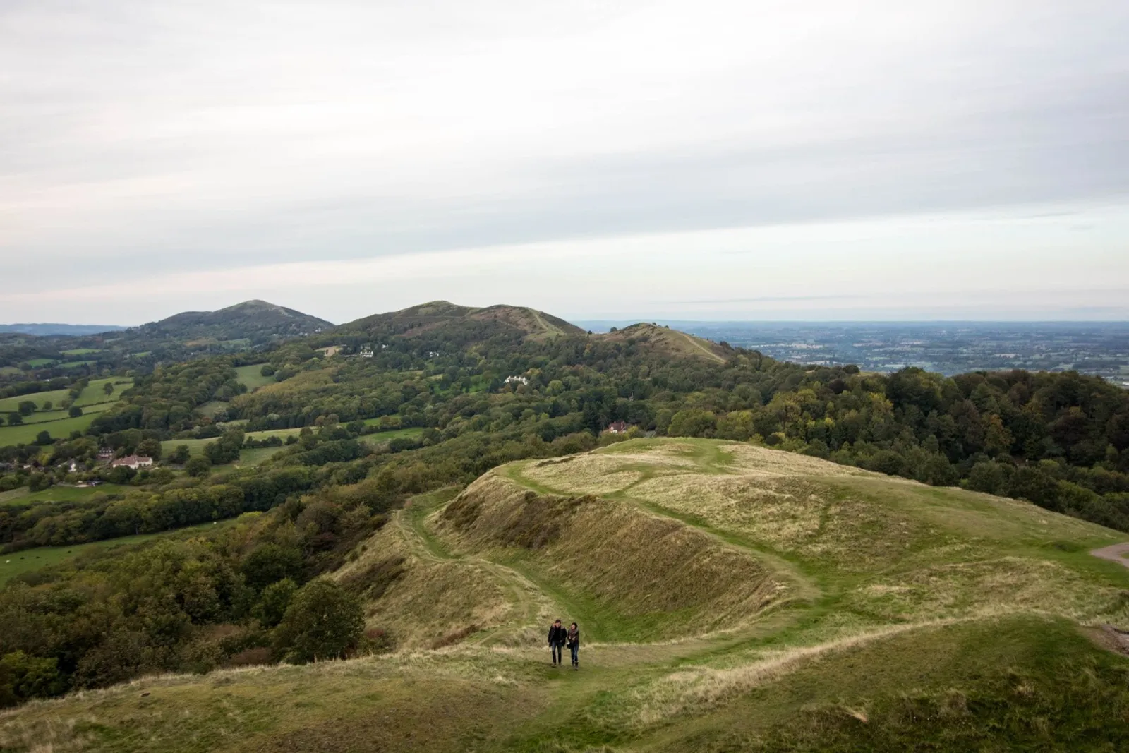 couple-walking-along-hills-in-winter-malvern-hills-worcestershire-herefordshire