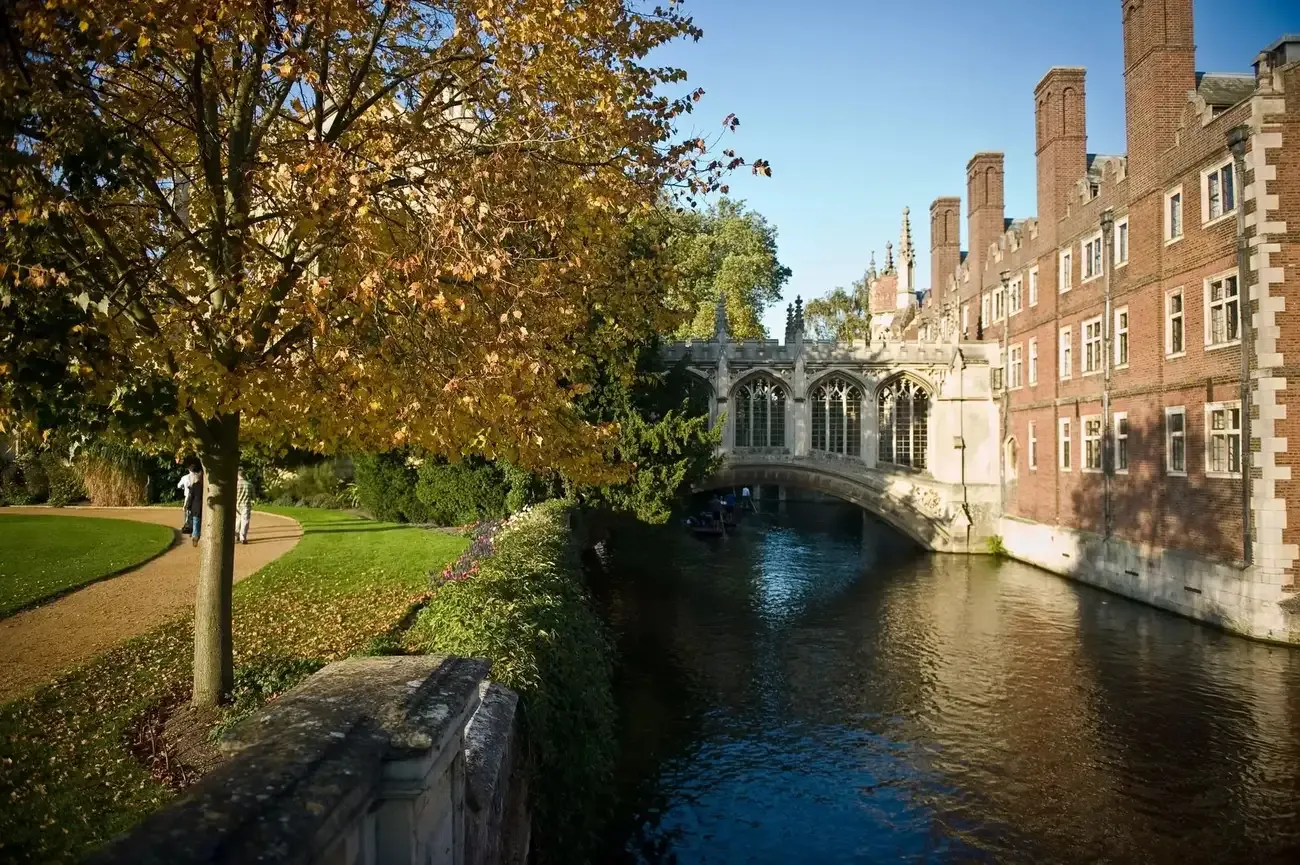 bridge-going-over-river-between-park-and-university-bridge-of-sighs-cambridge